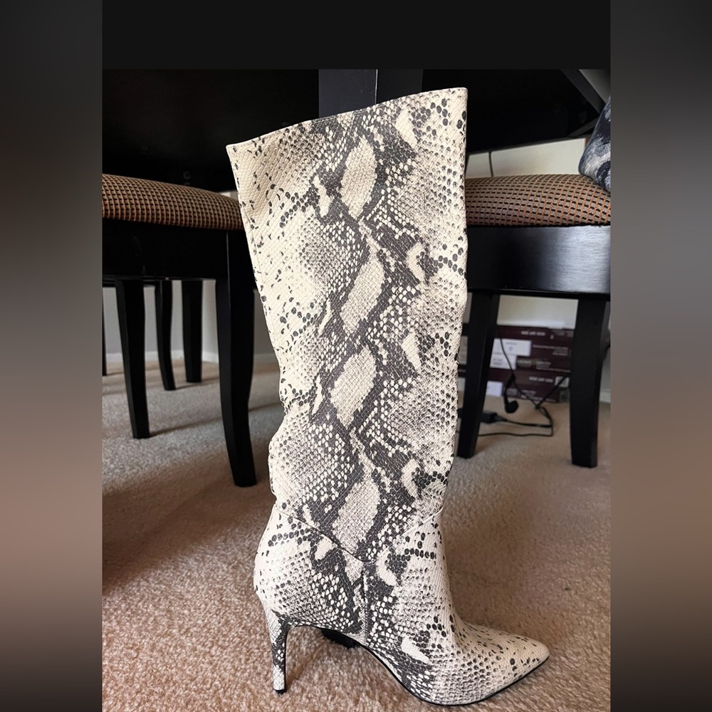 Brand new Steve Madden boots-Never worn
Snake embossed leather w/manmade sole.